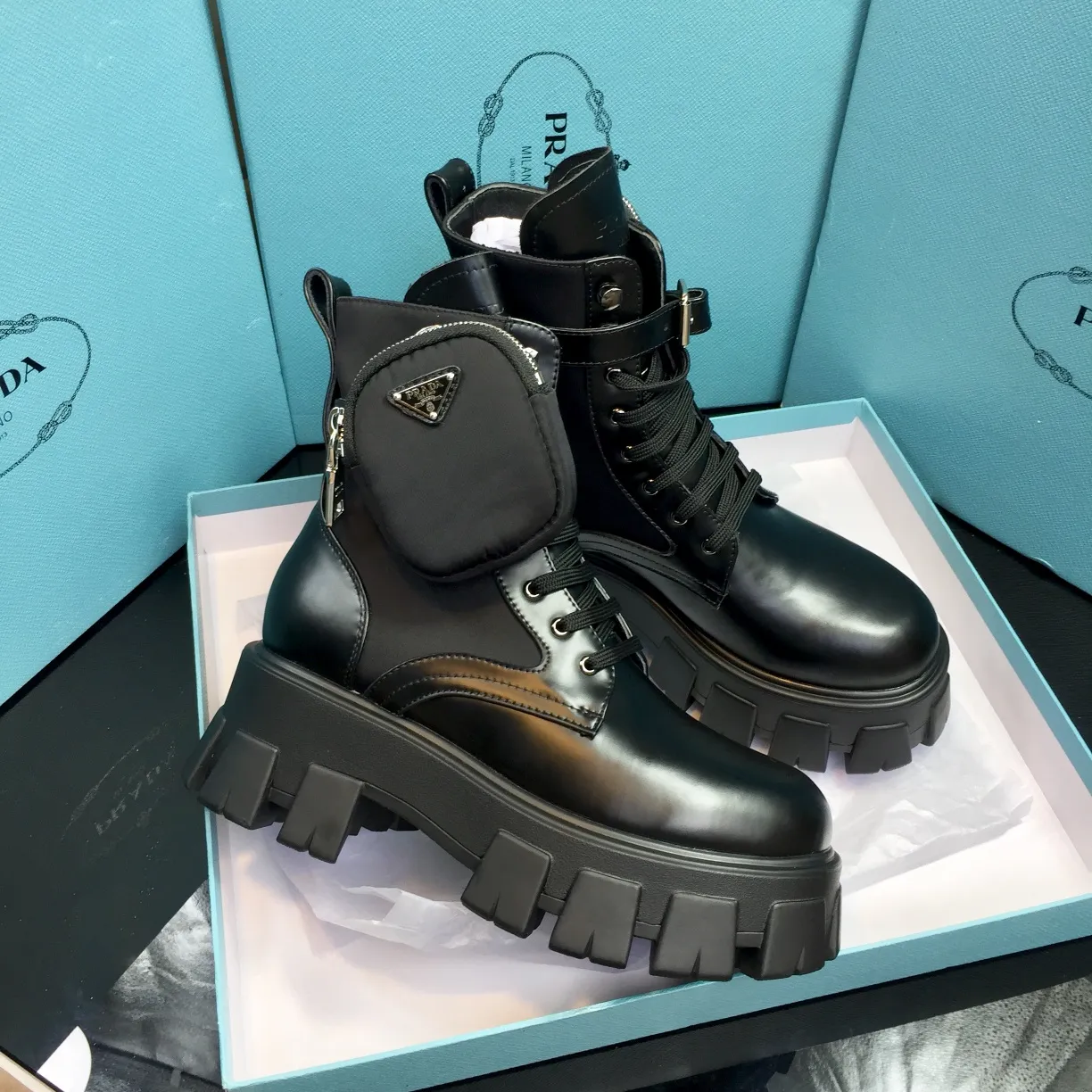 Factory direct sales p640🐘🐘Women's shoes Women's shoes factory Men's +10 Factory direct sales pRADA Couple's model Prada's top version of platform platform thick-soled pocket triangle logo couple's boots Original 1:1 customization, many Internet celebrities wear these shoes, cowhide color matching, injection molding triangle letters Luogo process, very popular this year, can be worn for leisure and sports... ❶Fabric: Customized open edge beads➕Injection molded triangle mark ❷Inner lining: Customized cowhide ❸Feet: Customized cowhide ❹Outsole: Original molded foam combination outsole ❺Sole thickness: 6cm ❻Size: Female 35-46